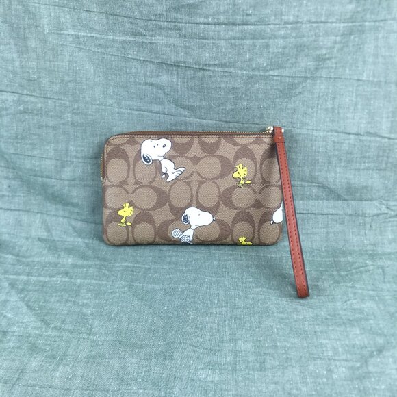 Coach X Peanuts Corner Zip Wristlet Wallet With Snoopy & Woodstock - Picture 3 of 10